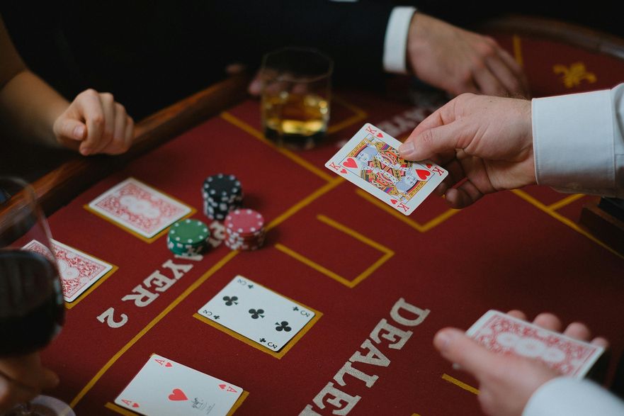 La Evolución de los Juegos de Casino: Del Mundo Físico al Online La Evolución de los Juegos de Casino: Del Mundo Físico al Online